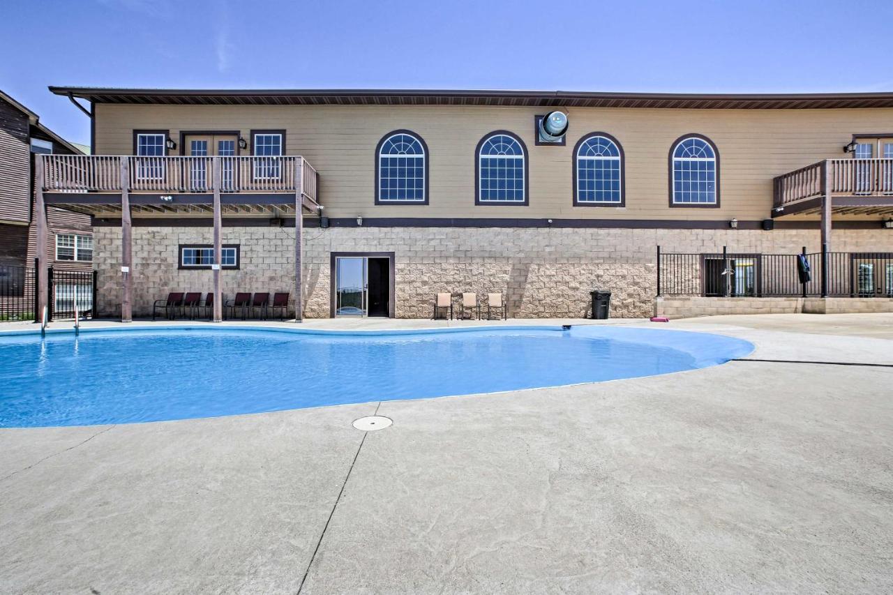 Luxe Branson Retreat With Mtn Views And Pool Access!アパートメント エクステリア 写真