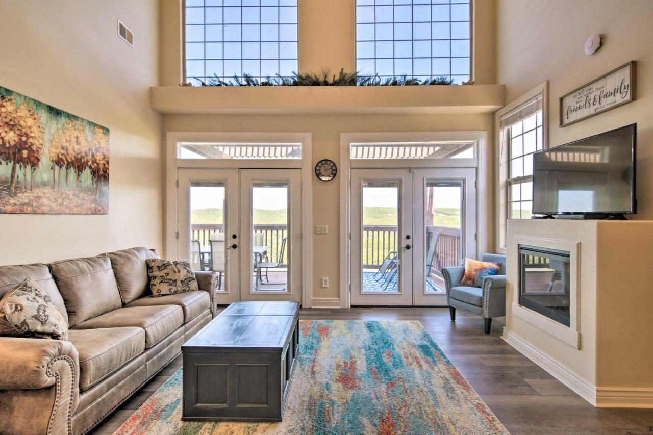 Luxe Branson Retreat With Mtn Views And Pool Access!アパートメント エクステリア 写真