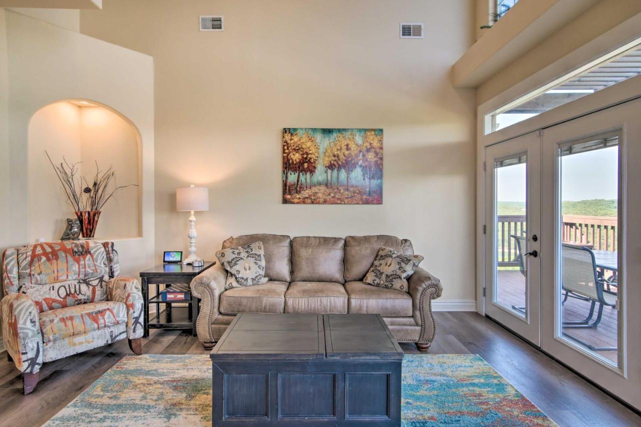 Luxe Branson Retreat With Mtn Views And Pool Access!アパートメント エクステリア 写真
