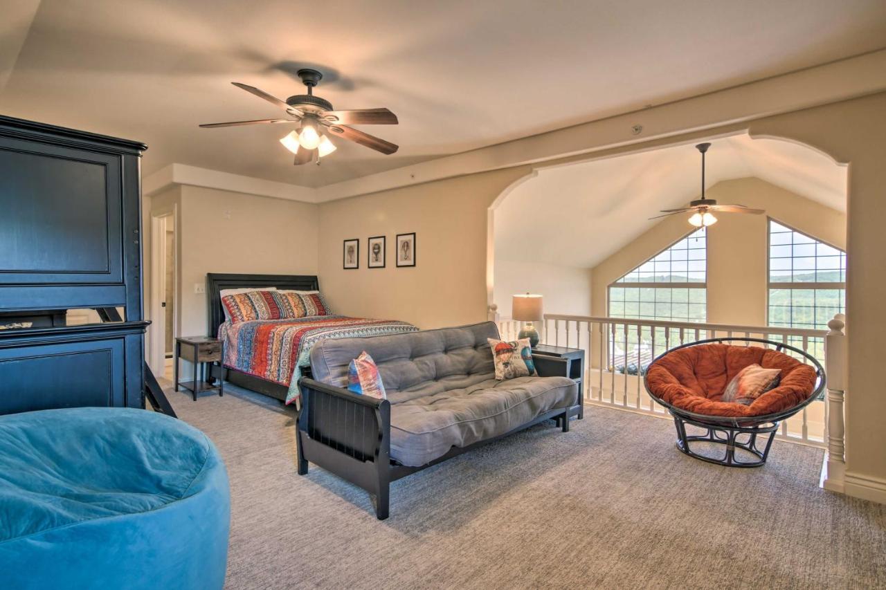 Luxe Branson Retreat With Mtn Views And Pool Access!アパートメント エクステリア 写真
