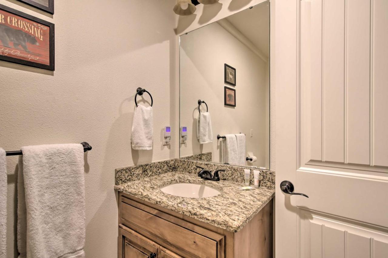 Luxe Branson Retreat With Mtn Views And Pool Access!アパートメント エクステリア 写真