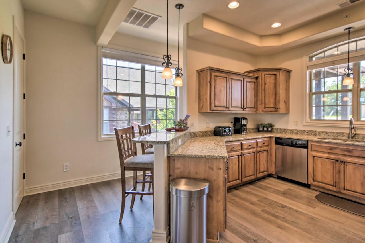 Luxe Branson Retreat With Mtn Views And Pool Access!アパートメント エクステリア 写真