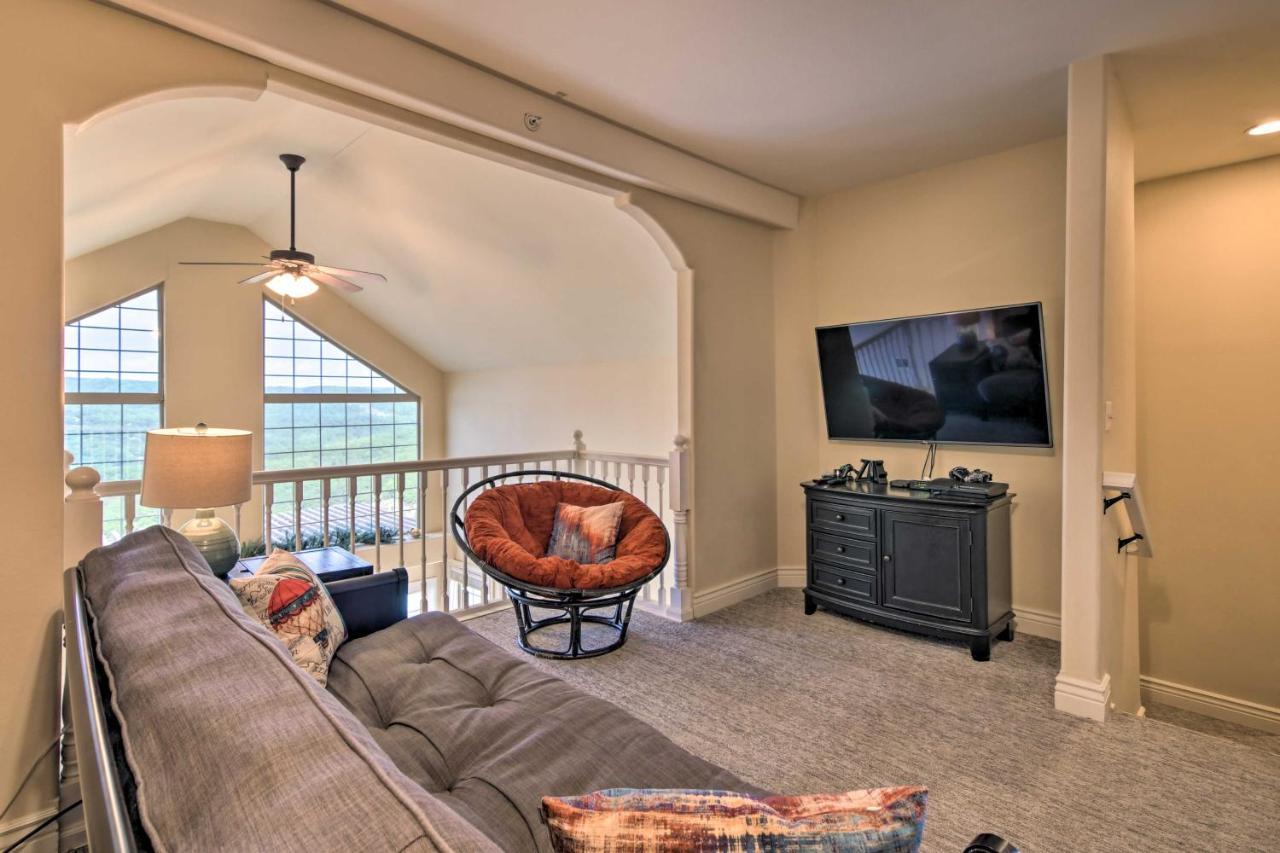 Luxe Branson Retreat With Mtn Views And Pool Access!アパートメント エクステリア 写真