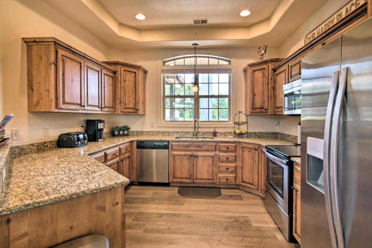 Luxe Branson Retreat With Mtn Views And Pool Access!アパートメント エクステリア 写真