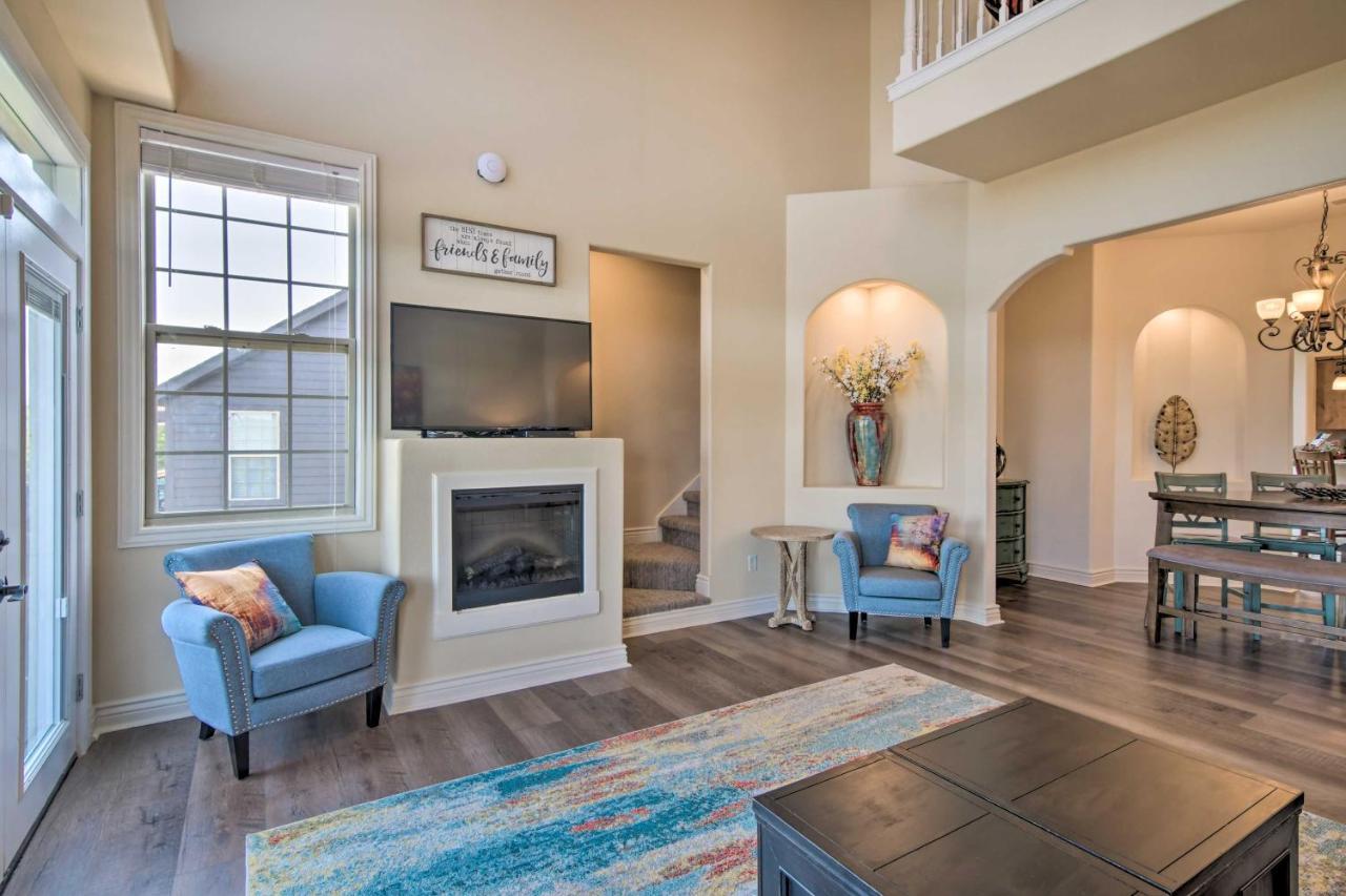 Luxe Branson Retreat With Mtn Views And Pool Access!アパートメント エクステリア 写真